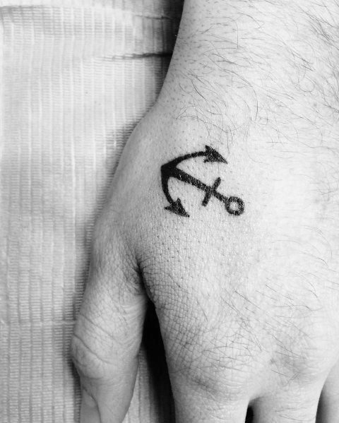 tatuaje ancla simple para hombre 22