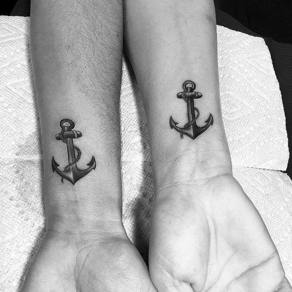 tatuaje ancla simple para hombre 23