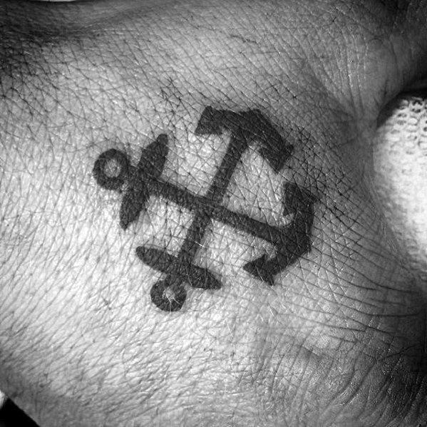 tatuaje ancla simple para hombre 27