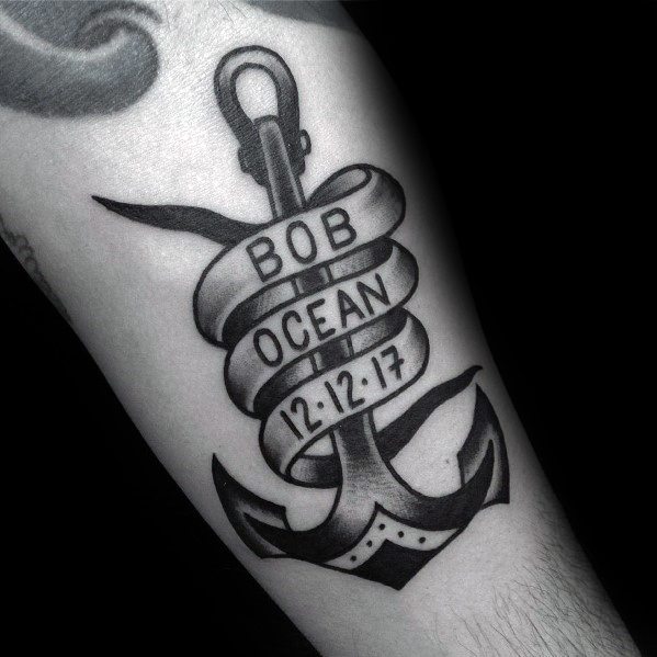 tatuaje ancla simple para hombre 30