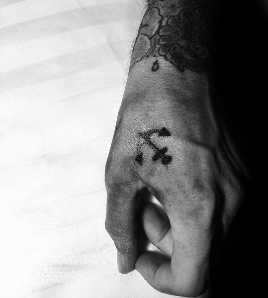 tatuaje ancla simple para hombre 33