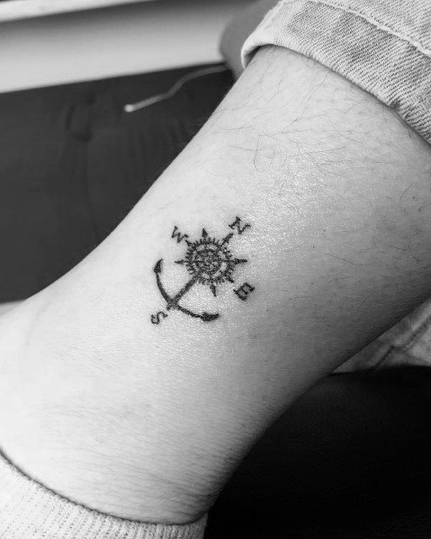 tatuaje ancla simple para hombre 34