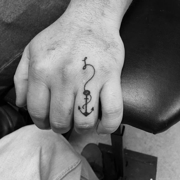 tatuaje ancla simple para hombre 35