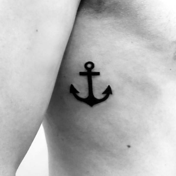 tatuaje ancla simple para hombre 36