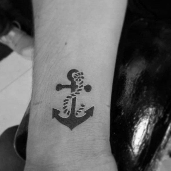 tatuaje ancla simple para hombre 37