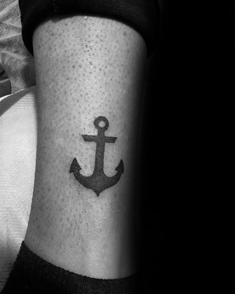 tatuaje ancla simple para hombre 38