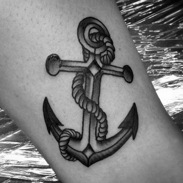 tatuaje ancla simple para hombre 40