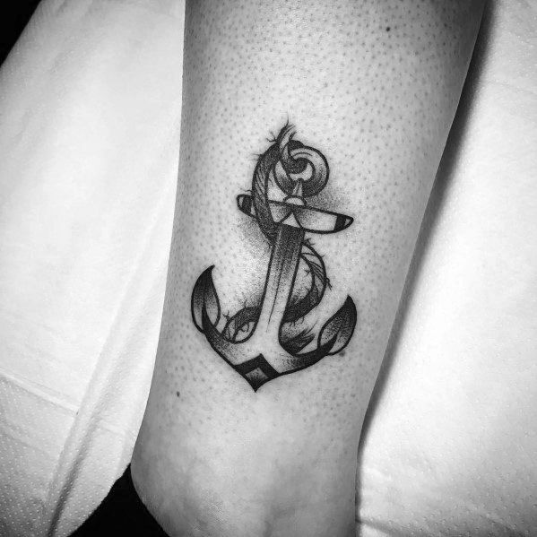 tatuaje ancla simple para hombre 42