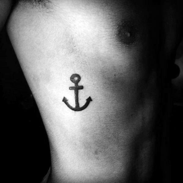 tatuaje ancla simple para hombre 45
