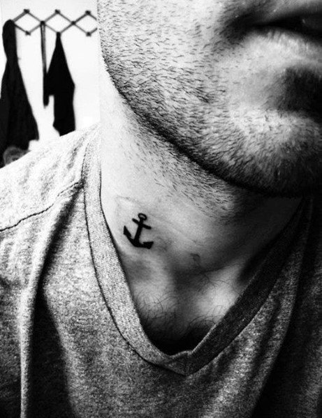 tatuaje ancla simple para hombre 46
