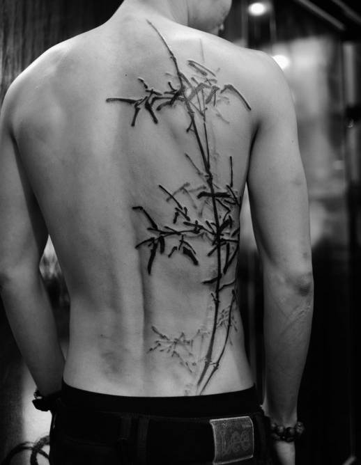 tatuaje arbol espalda para hombre 07