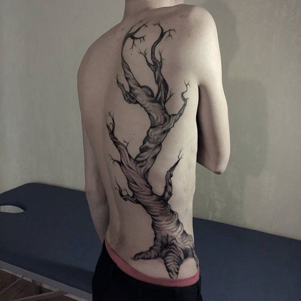 tatuaje arbol espalda para hombre 24