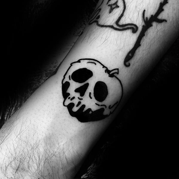tatuaje calavera simple para hombre 01