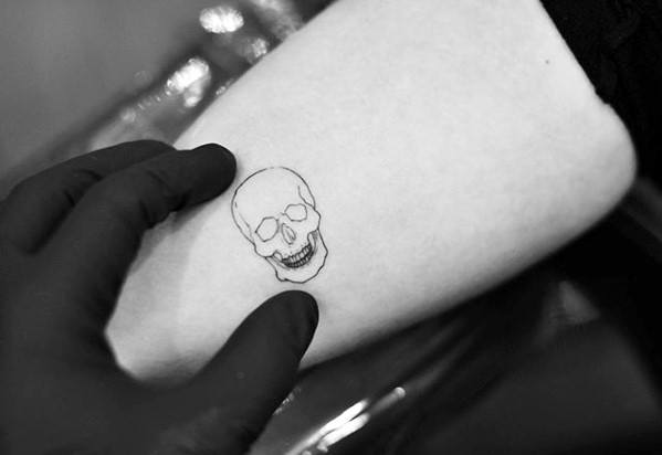 tatuaje calavera simple para hombre 02