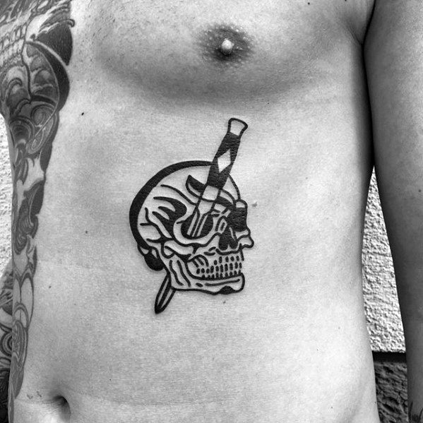 tatuaje calavera simple para hombre 07