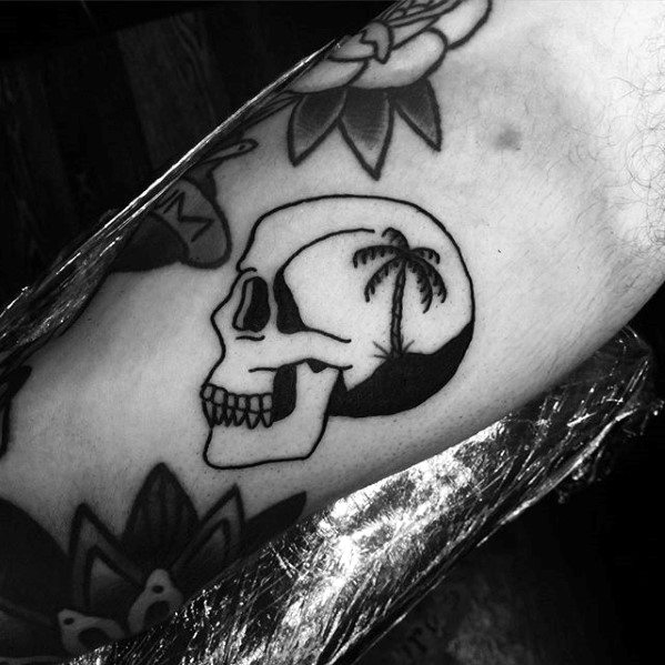 tatuaje calavera simple para hombre 11