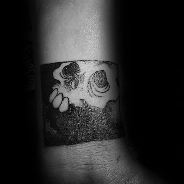 tatuaje calavera simple para hombre 24