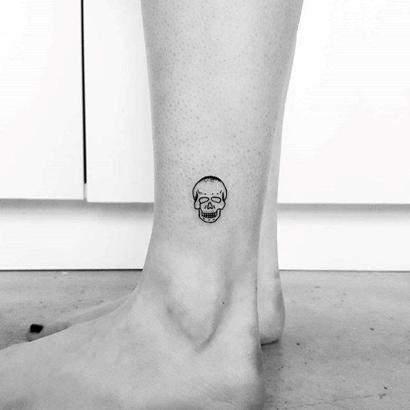 tatuaje calavera simple para hombre 25