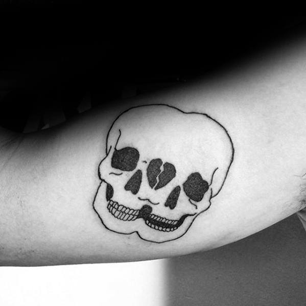 tatuaje calavera simple para hombre 28