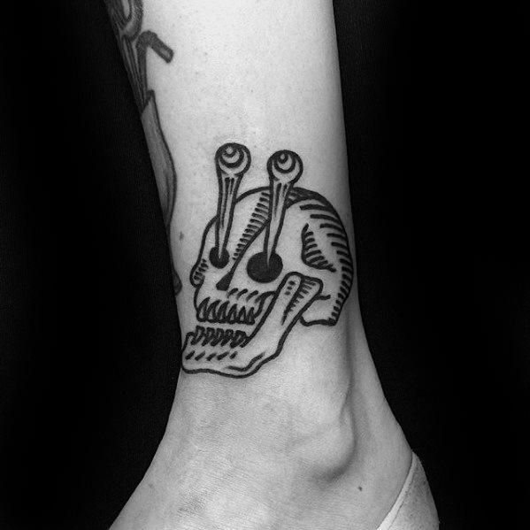 tatuaje calavera simple para hombre 34
