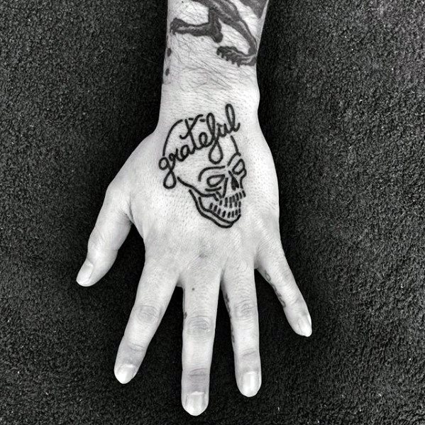 tatuaje calavera simple para hombre 35