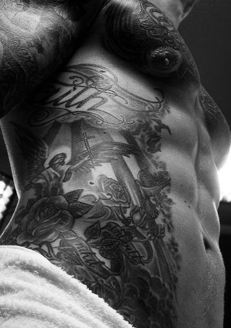 tatuaje costillas para hombre 29