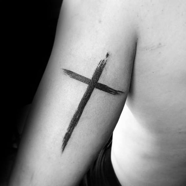 tatuaje cruz simple para hombre 02