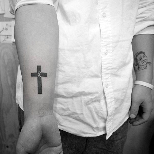 tatuaje cruz simple para hombre 03
