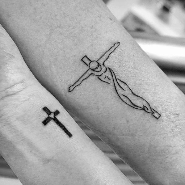 tatuaje cruz simple para hombre 04