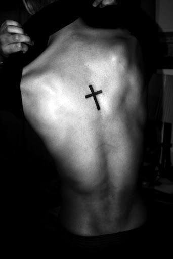tatuaje cruz simple para hombre 08