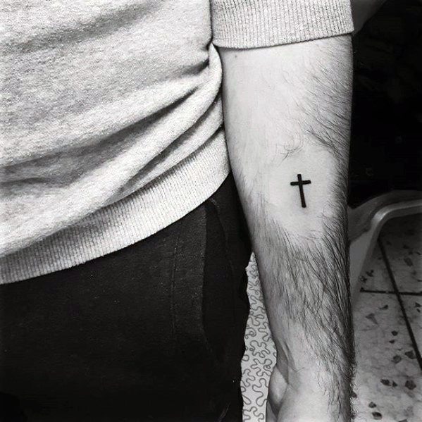 tatuaje cruz simple para hombre 09