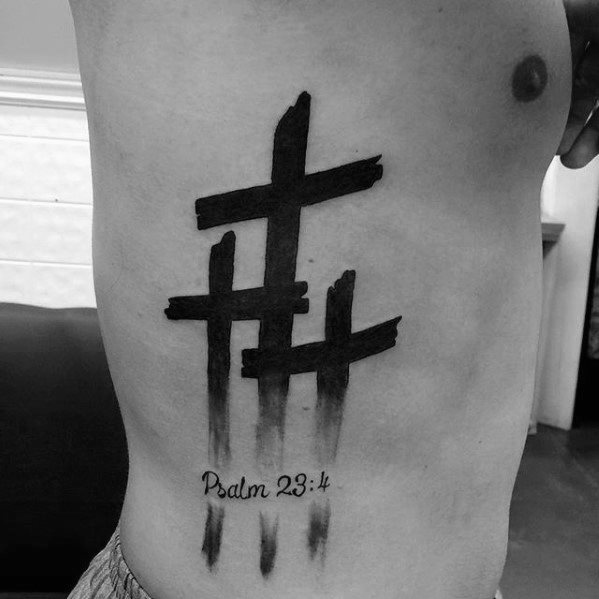 tatuaje cruz simple para hombre 14