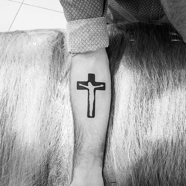 tatuaje cruz simple para hombre 16