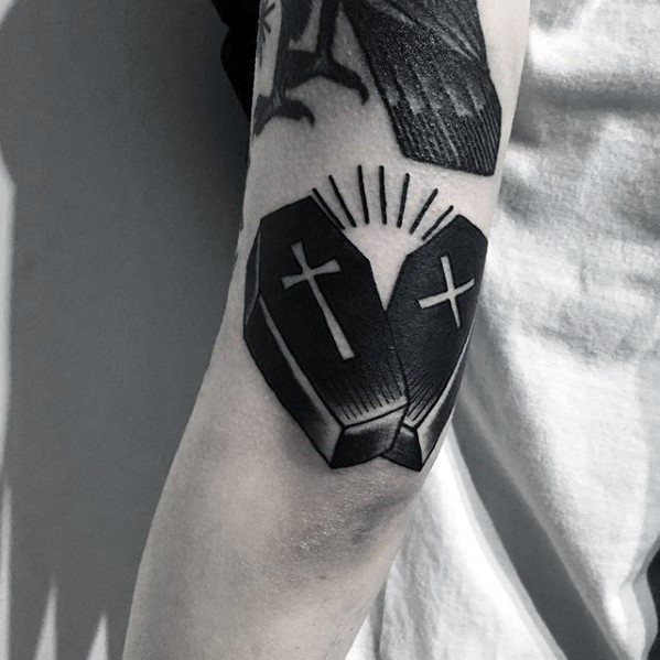 tatuaje cruz simple para hombre 18