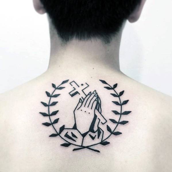 tatuaje cruz simple para hombre 19