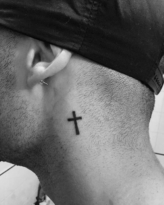 tatuaje cruz simple para hombre 23