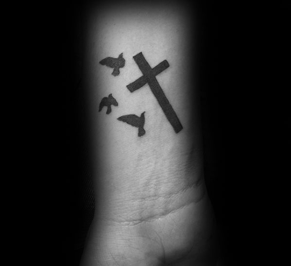tatuaje cruz simple para hombre 27