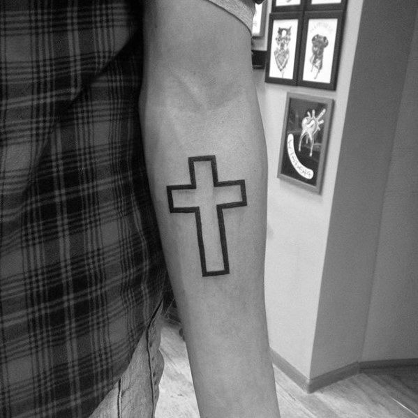 tatuaje cruz simple para hombre 28