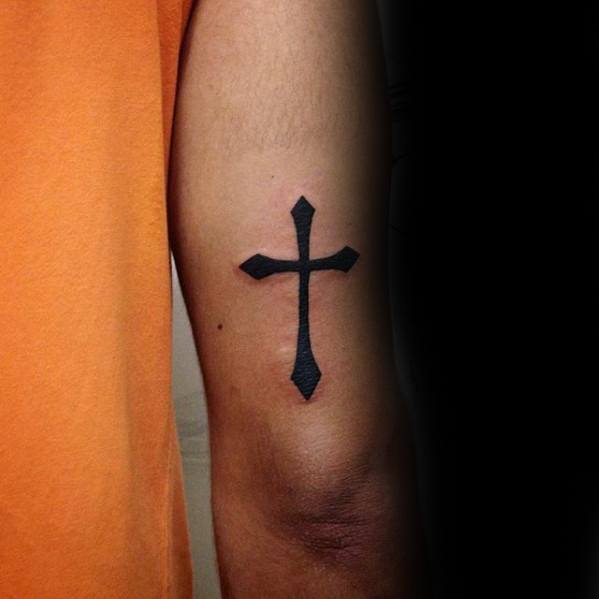tatuaje cruz simple para hombre 34