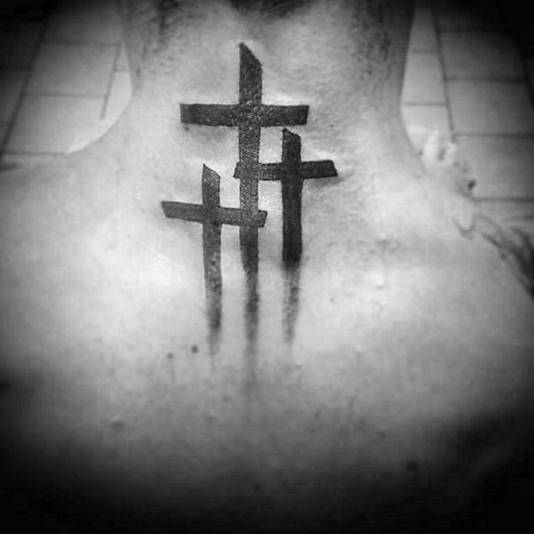 tatuaje cruz simple para hombre 37