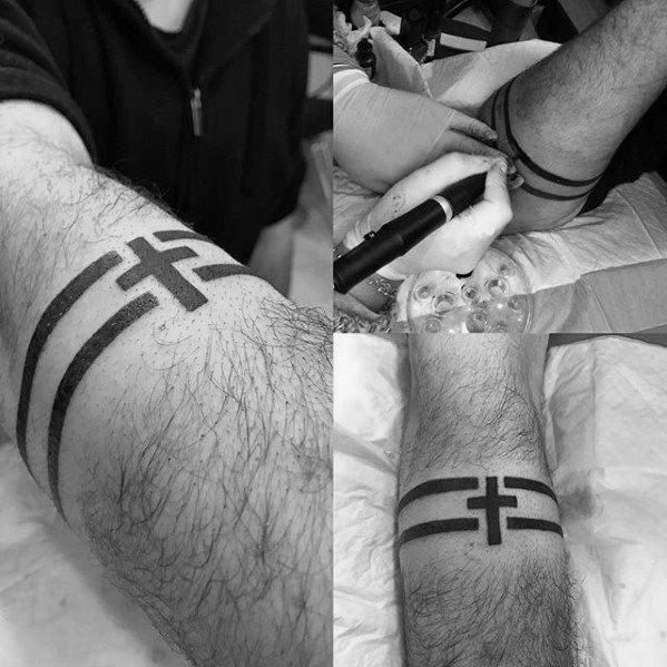 tatuaje cruz simple para hombre 38