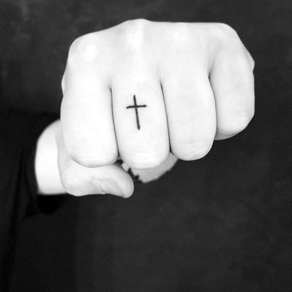 tatuaje cruz simple para hombre 40