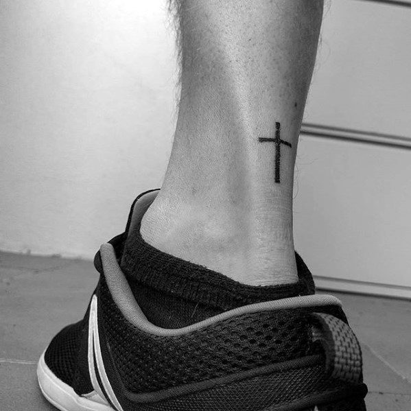 tatuaje cruz simple para hombre 41