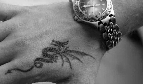 tatuaje dragon simple para hombre 05