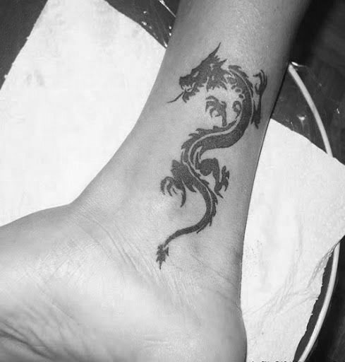 tatuaje dragon simple para hombre 10