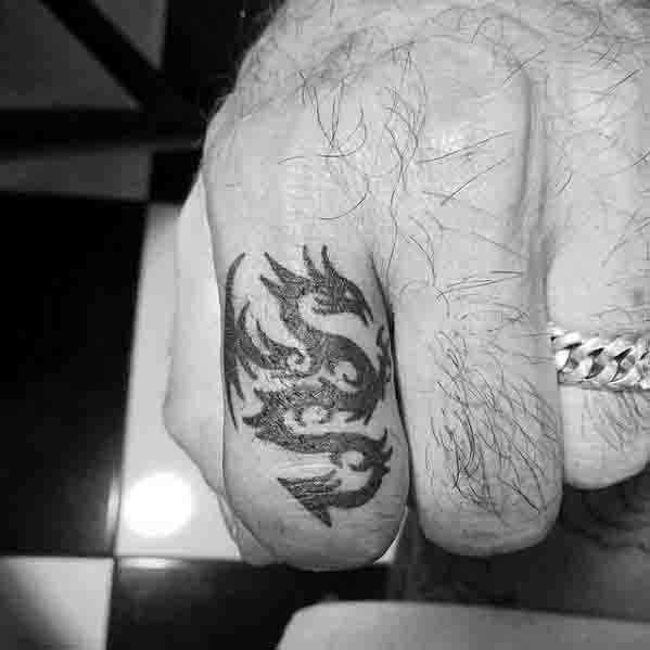 tatuaje dragon simple para hombre 22