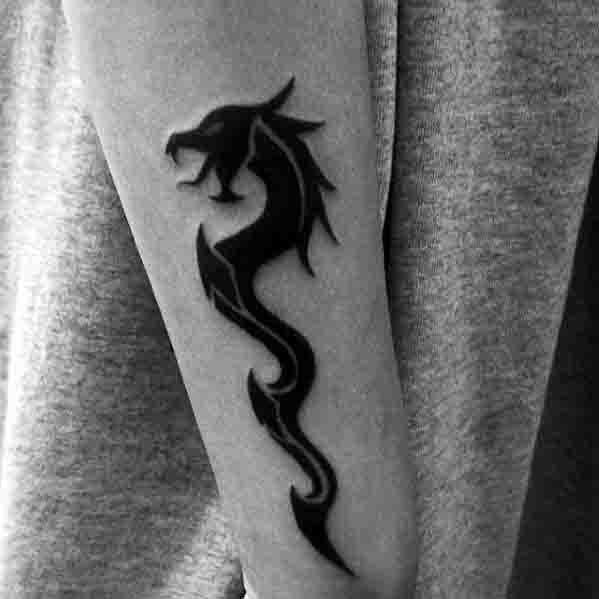 tatuaje dragon simple para hombre 36