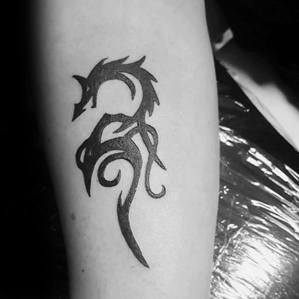 tatuaje dragon simple para hombre 37