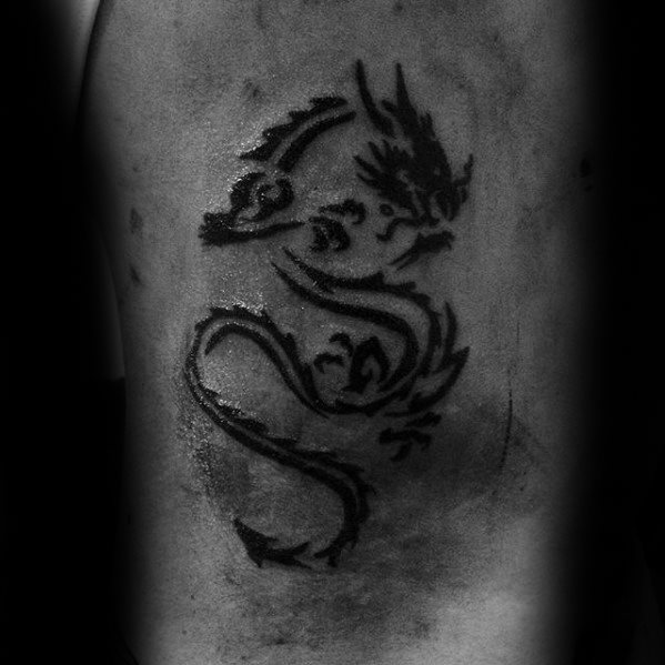 tatuaje dragon simple para hombre 41