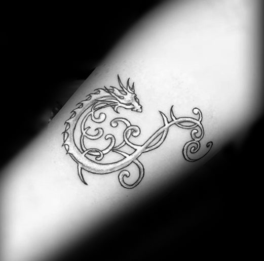 tatuaje dragon simple para hombre 48